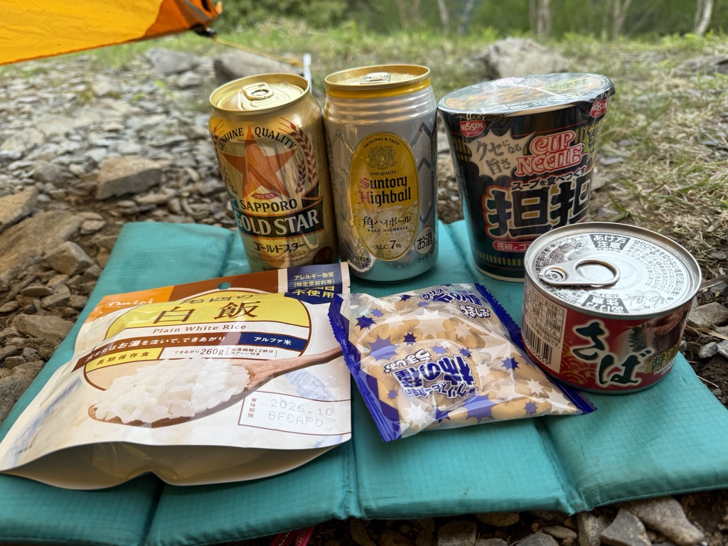 今回のではありませんが、こんな感じのテント飯(ビール、ハイボール、缶詰、アルファ米、カップ麺など)