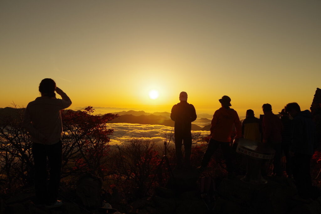 このシーン、何度も見たいですね!(石鎚山頂から撮影・登山者のバックショットと雲海からの日の出)