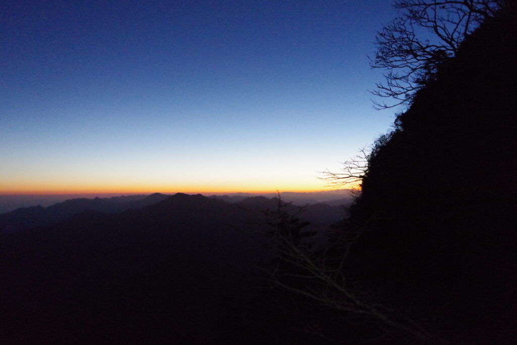この景色を見ると早く山頂に行きたくなります!急げ〜💨(ニノ鎖元小屋と山頂の間で撮影)