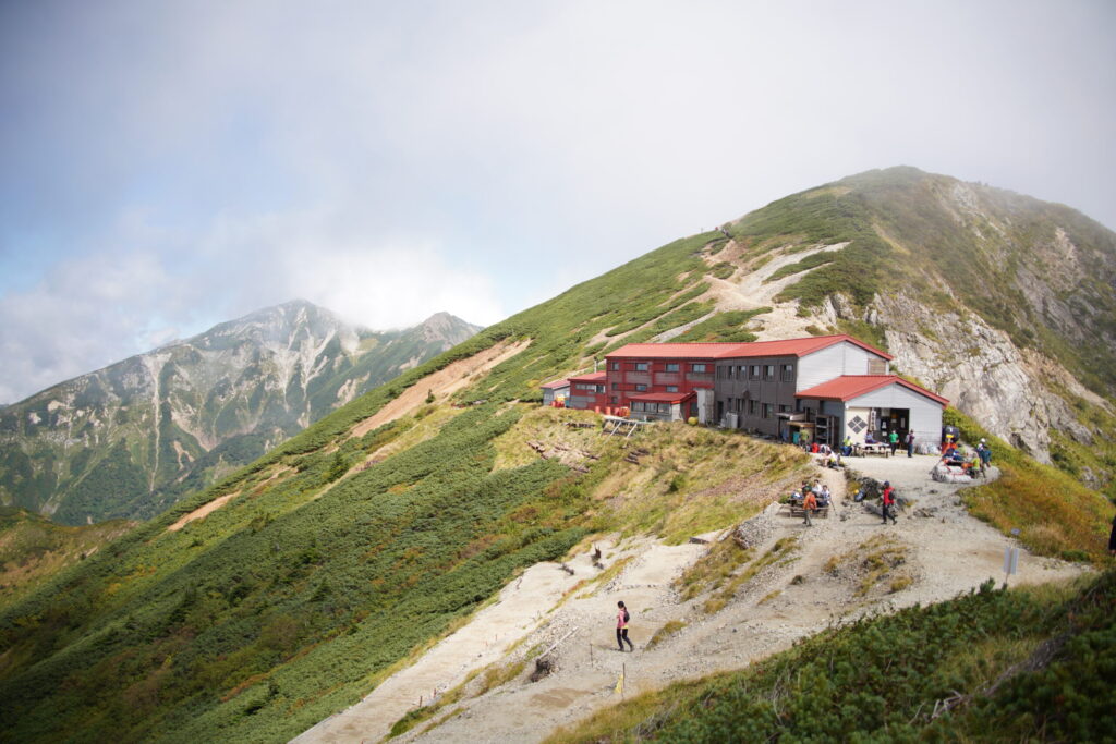 五竜山荘は秋の装い(五竜山荘付近で撮影)