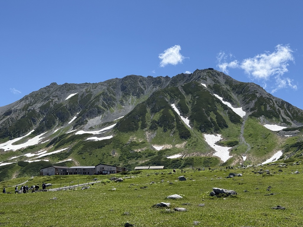 室堂平から見る立山三山 観光客も登山者も、みんなこの景色には心打たれます(室堂平で撮影)