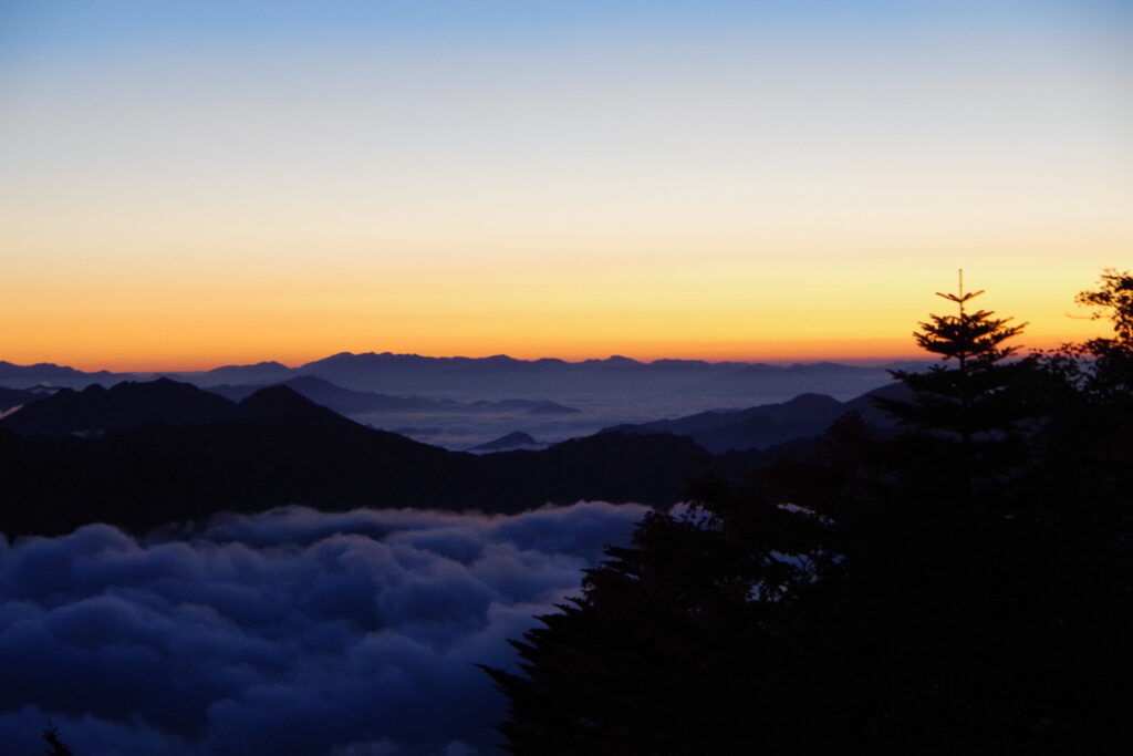 もうすぐ夜明け 空がオレンジ色に染まり始めます(石鎚山頂で撮影)