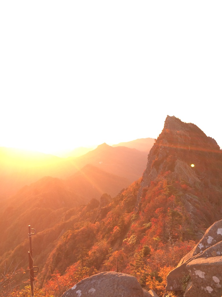 明るくなってわかる、天狗岳が紅葉で真っ赤です!(石鎚山頂で撮影)
