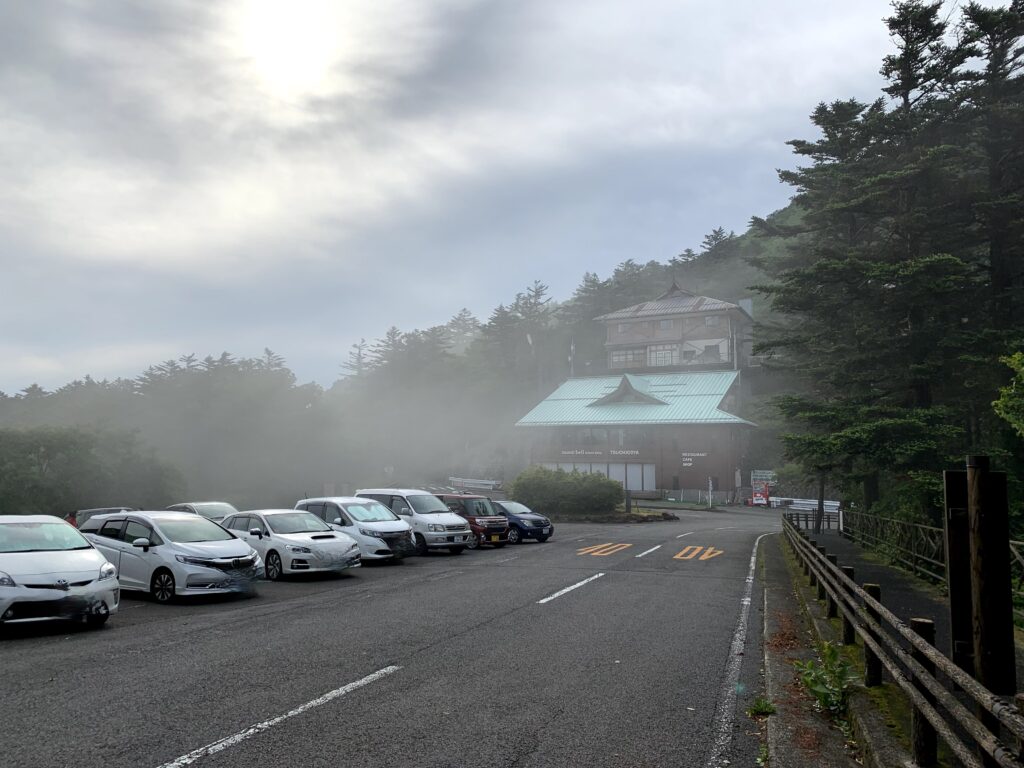 土小屋の駐車場 建物は土小屋テラス(土小屋で撮影)