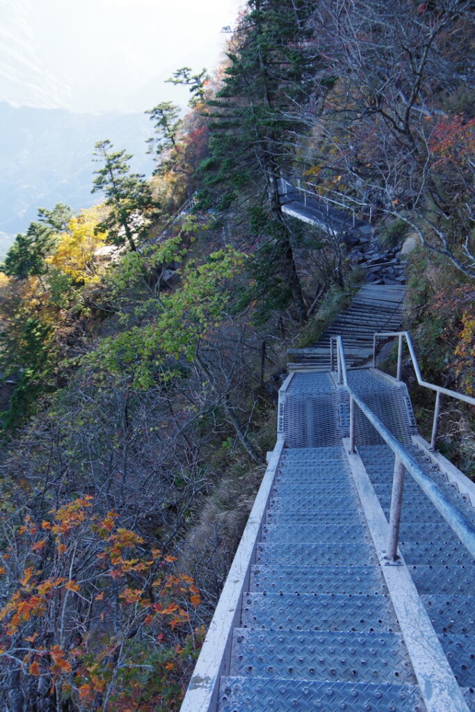石鎚山頂から階段を急な下ります(石鎚山頂からニノ鎖元小屋の間で撮影)
