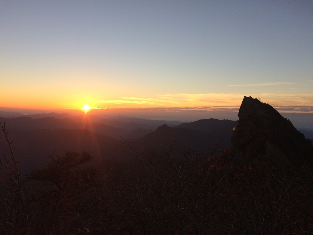 地平線から登る太陽 写真右が天狗岳(石鎚山頂で撮影)