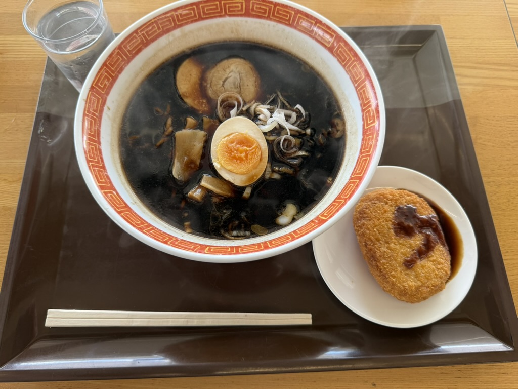 立山あるぺん村でランチ 富山ブラックラーメンと氷見牛メンチカツ