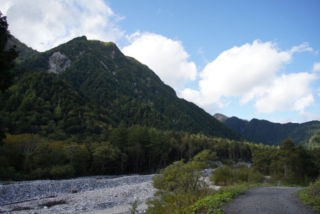 徳沢を過ぎ、梓川の左岸を横尾方面へ（徳沢から横尾の間で撮影）