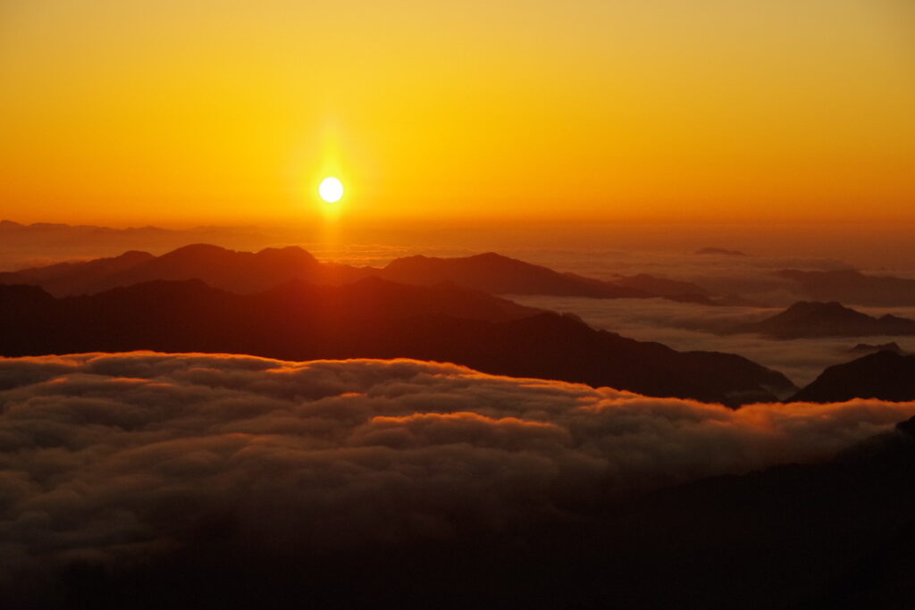 太陽の出現とともに、雲海も赤く染まります(石鎚山頂で撮影)