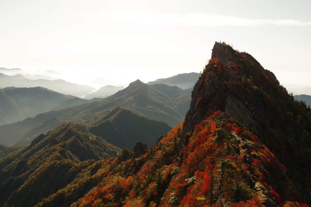 北側は切り立った崖の天狗岳(石鎚山頂で撮影)