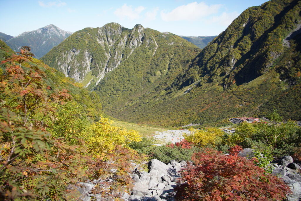 紅葉の中、涸沢ヒュッテを見下ろす（ザイテングラードと涸沢小屋の間で撮影）