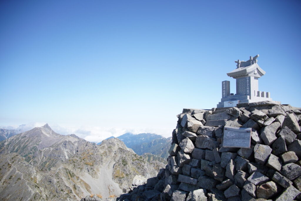 奥穂高岳・嶺宮　左に槍ヶ岳（奥穂高岳山頂で撮影）