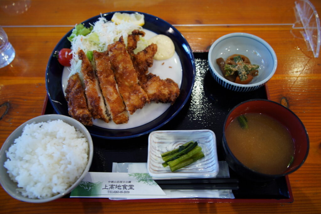 朝から営業してる上高地食堂で「山賊焼定食」をいただきます！笑　下山メシサイコー！（上高地食堂で撮影）