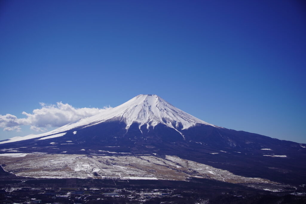 杓子山から望む雪化粧の富士（2月撮影）