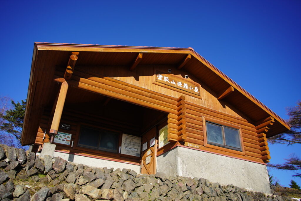 雲取山避難小屋　キレイな小屋です　ここで泊まるのあり！（雲取山山頂で撮影）