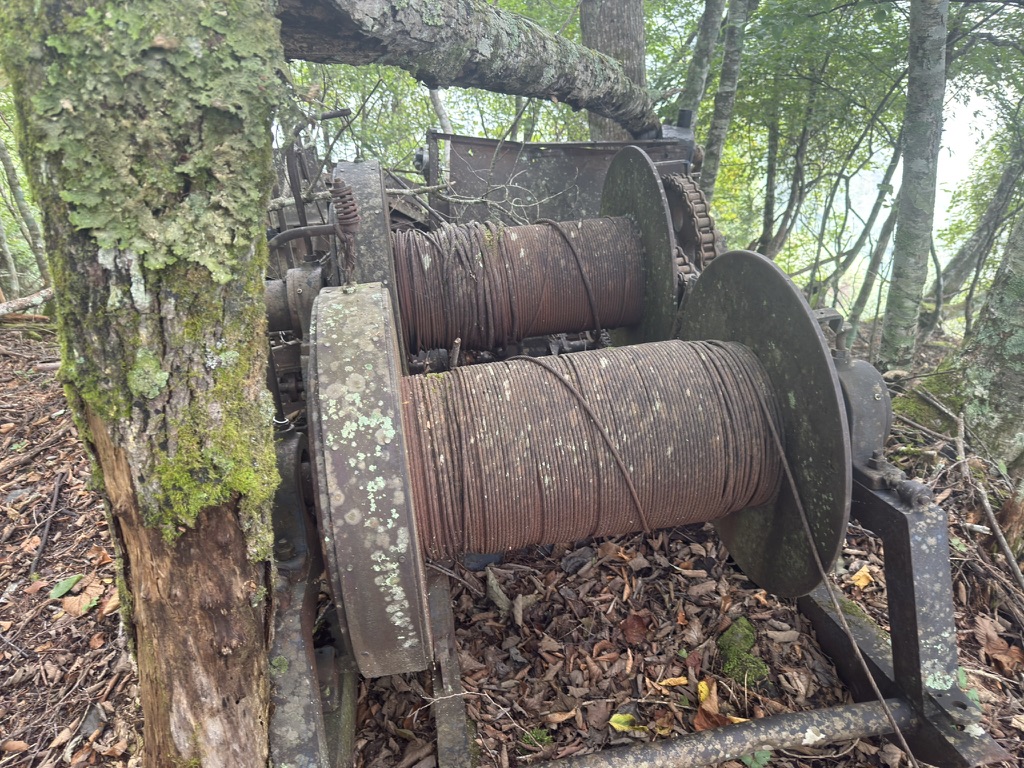ウインチの残骸。ここまでどうやって運んだの？（広河原から桧横手山の間で撮影）