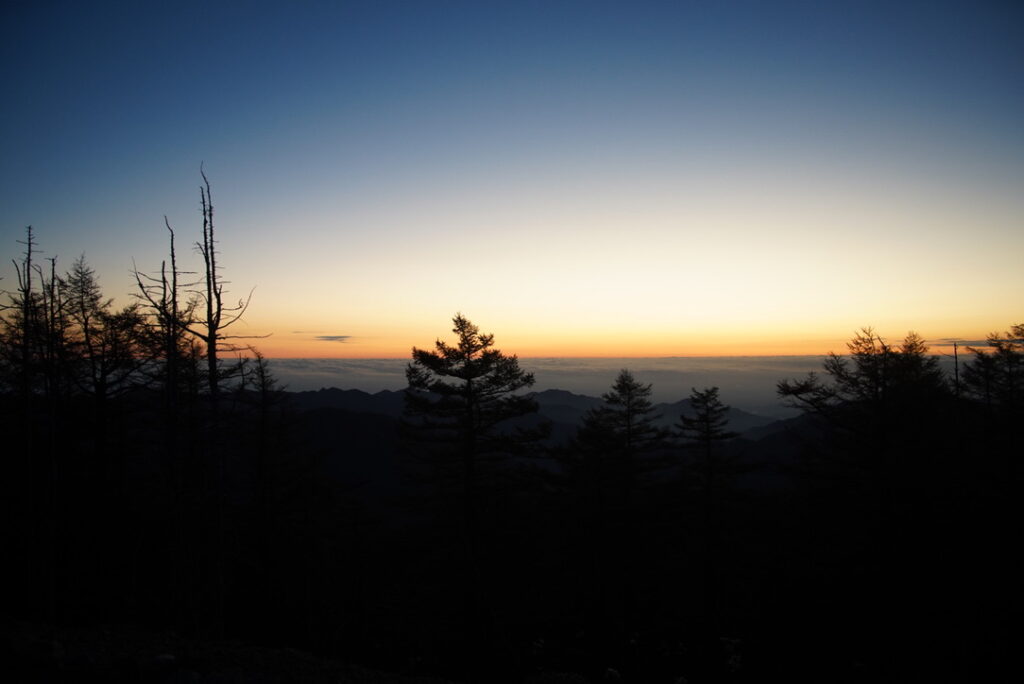 日の出20分前の雲取山山頂（雲取山で撮影）
