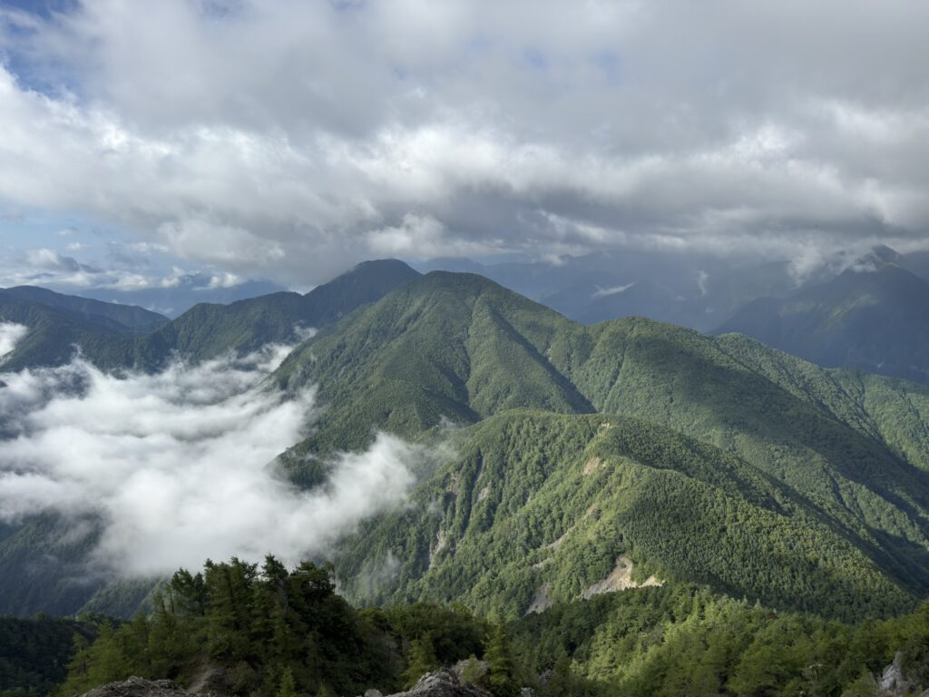 稲又山（写真中央）と青薙山（左）　畑薙への道はバリエーションルート（布引山山頂付近で撮影）