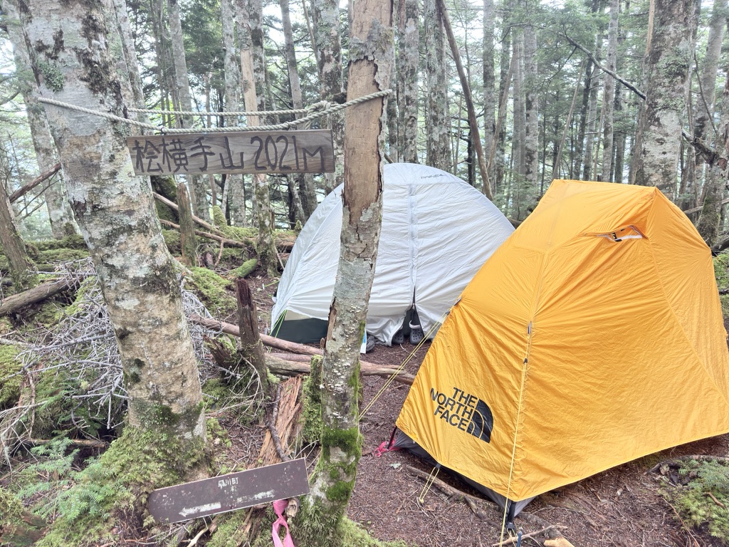 平坦地にテント2張はギリギリでした（桧横手山で撮影）