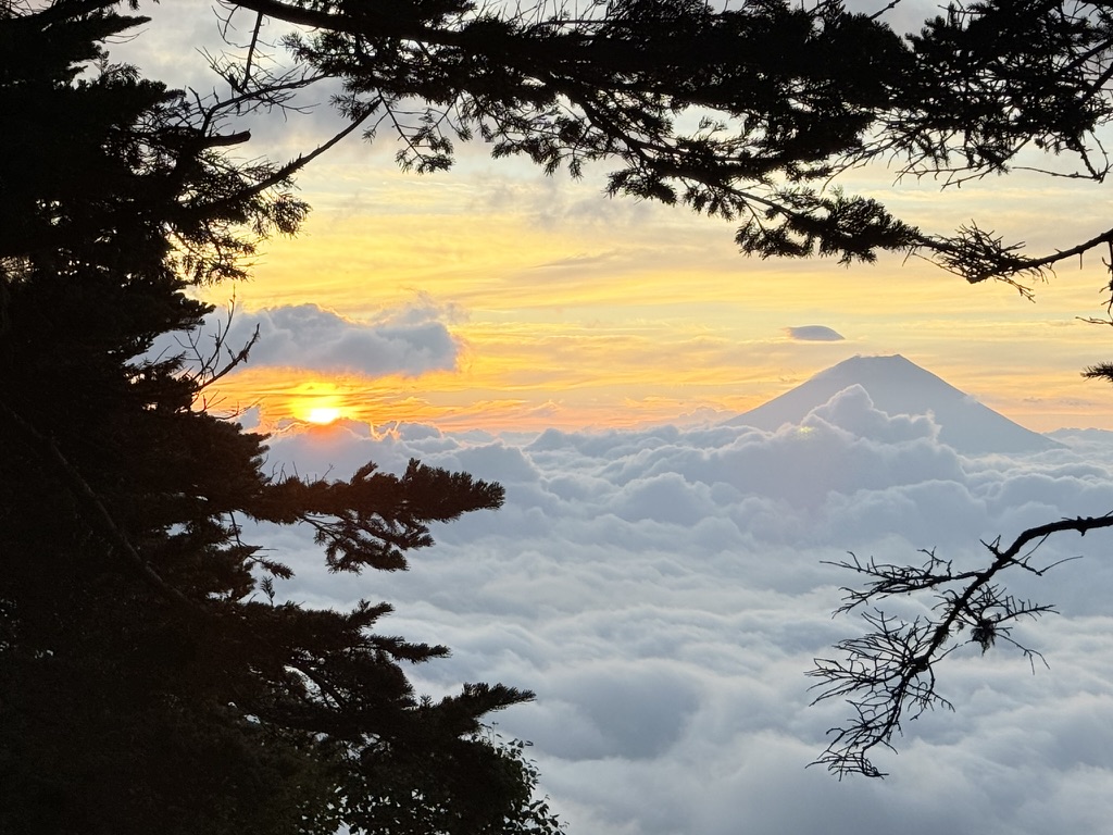 笊ヶ岳山頂手前の富士山展望　太陽とのコラボ
