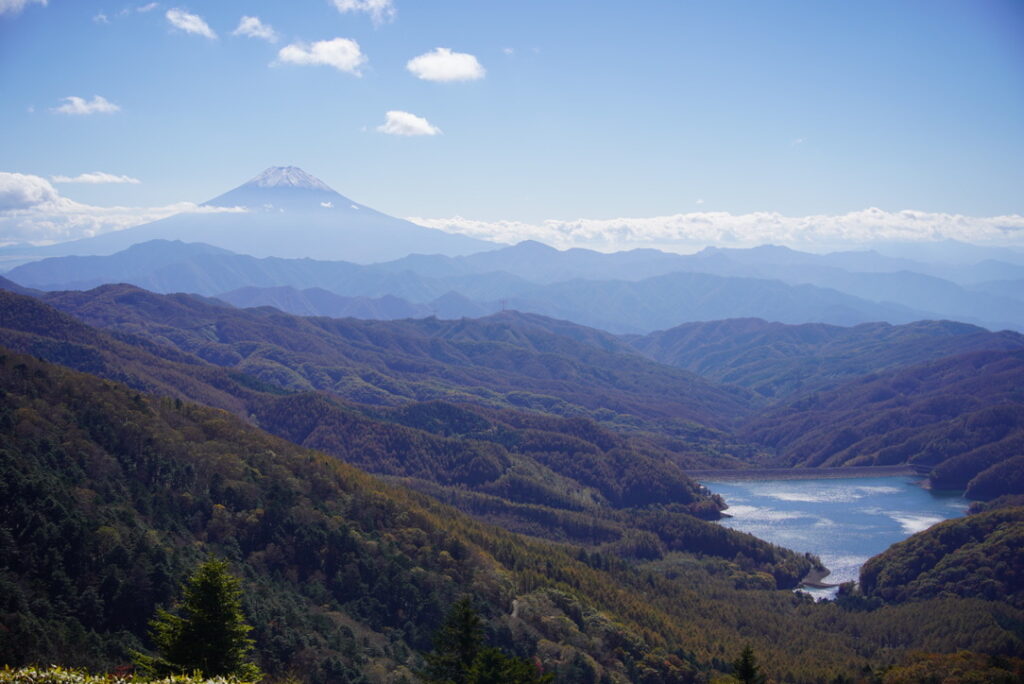 大菩薩峠〜雷岩の稜線から見える富士山と大菩薩湖