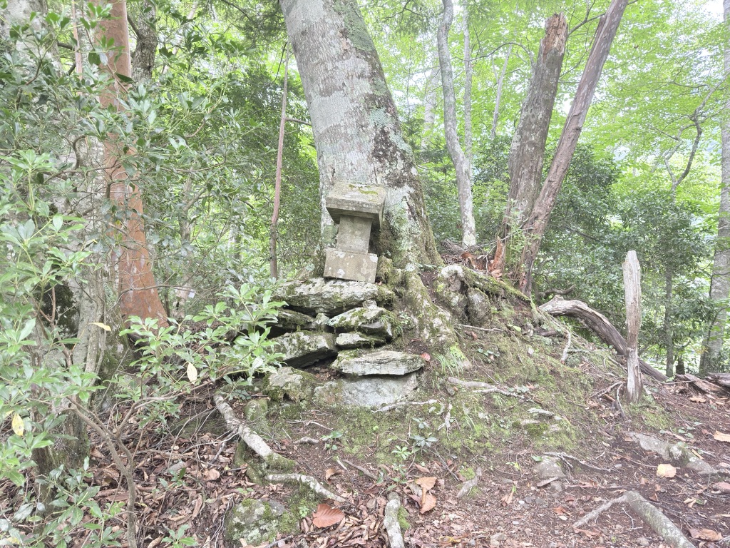 山ノ神にある祠　ここで大休憩＆緊急会議（笑）（広河原から桧横手山の間で撮影）