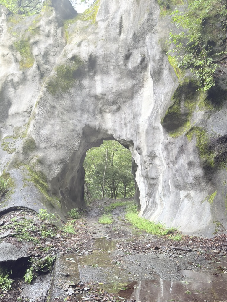 不気味なトンネルはこのルートの名物です（老平登山口から広河原の間で撮影）