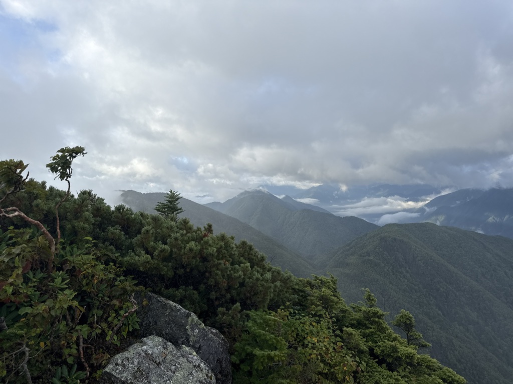 正面の山が稲又山　布引山から畑薙ダム方面の道を行くとたどり着く（笊ヶ岳で撮影）