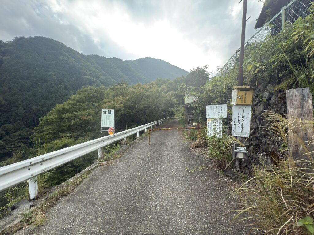 老平登山口。車両通行止めです（老平登山口で撮影）