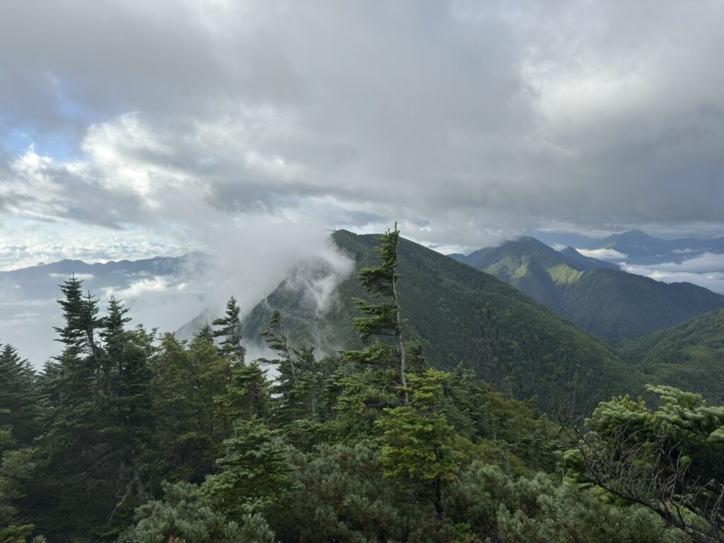 笊ヶ岳から降ってすぐに見える布引山（笊ヶ岳から布引山の間で撮影）