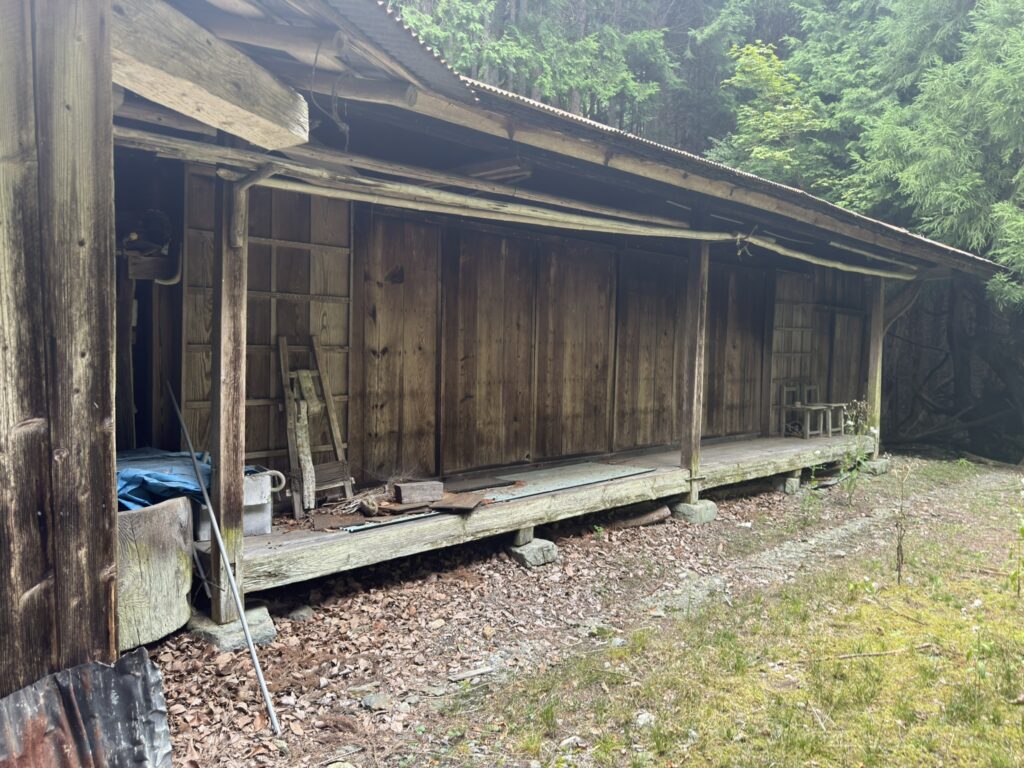 途中にある廃家。作業場だったと思われます（老平登山口から広河原の間で撮影）