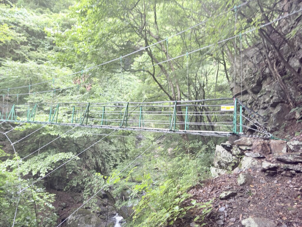 しっかりした作りの吊り橋（老平登山口から広河原の間で撮影）