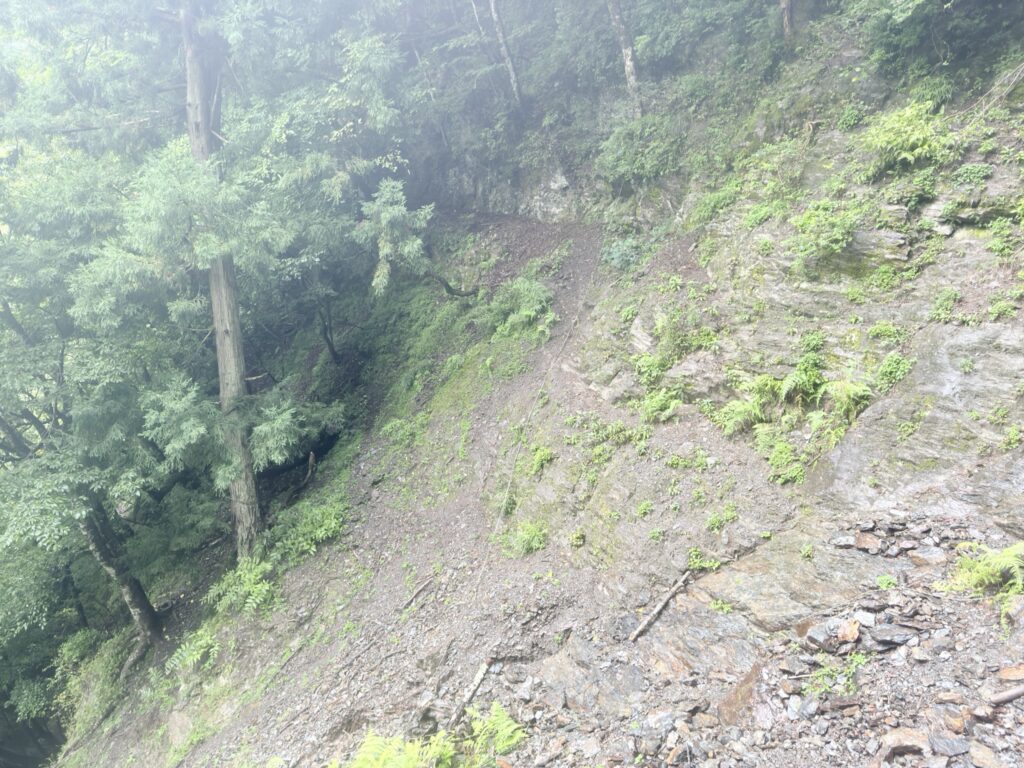 崩落地。そのままトラバースでなんとか行けましたが、落石があった場合は一度下った方が無難（老平登山口から広河原の間で撮影）