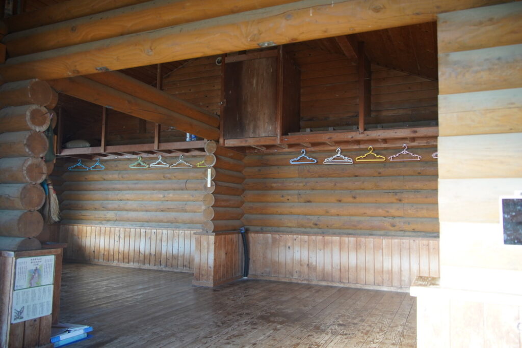 ハンガー完備（雲取山避難小屋で撮影）