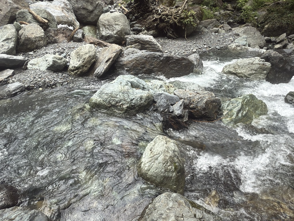 ここで渡渉しました。昨日より水量は若干減っていたけど、まだまだ多い（広河原で撮影）