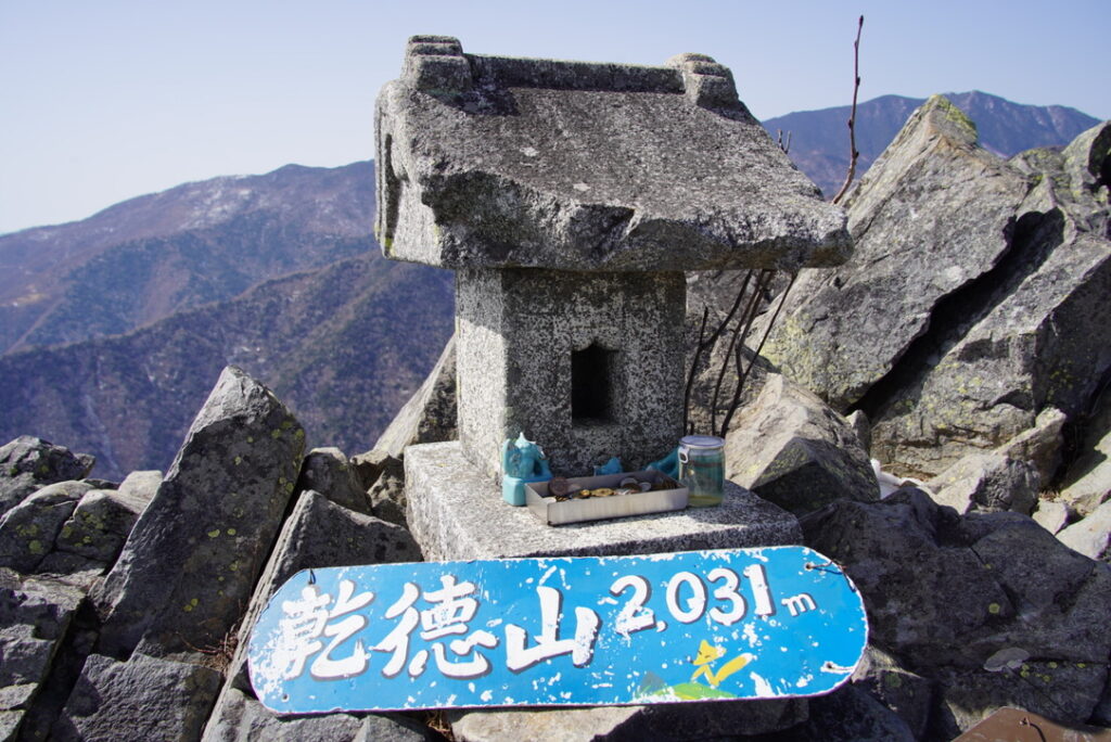 乾徳山　日本二百名山でもあり印象深い山（乾徳山　山頂で撮影）