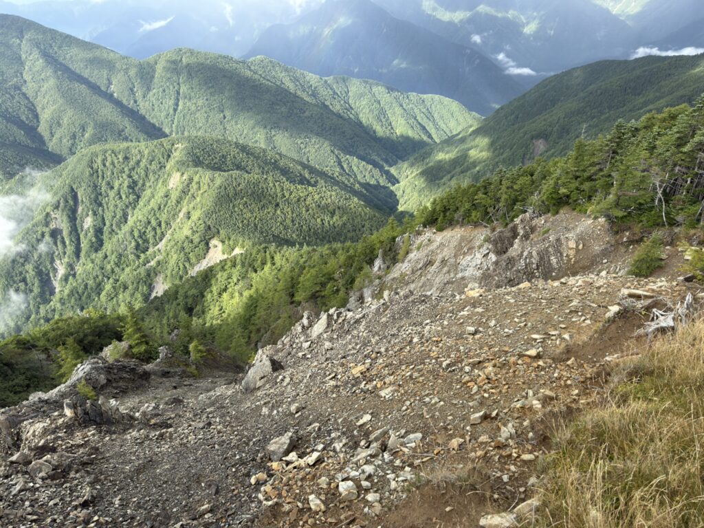 迫力ある「布引崩れ」下を見るとゾッします（布引山山頂付近で撮影）
