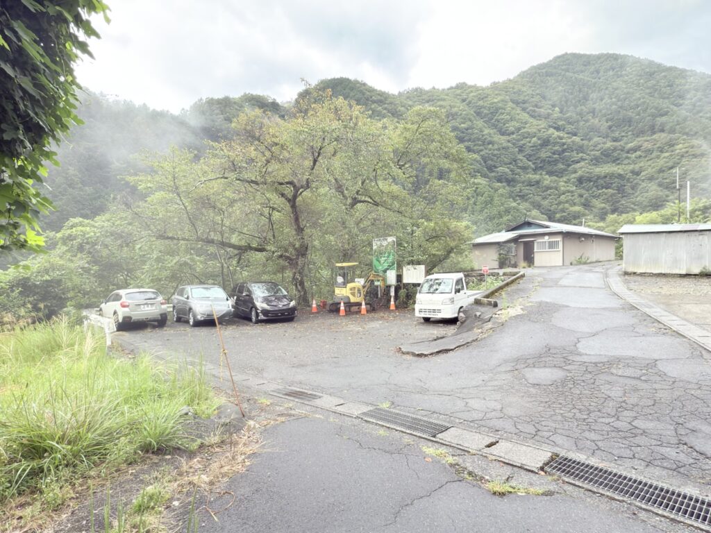 5台駐車可能な老平駐車場。写真右の道を行くと登山口（老平駐車場で撮影）