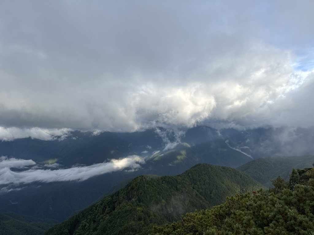 聖岳、赤石岳方面　雲多めで残念！（笊ヶ岳で撮影）