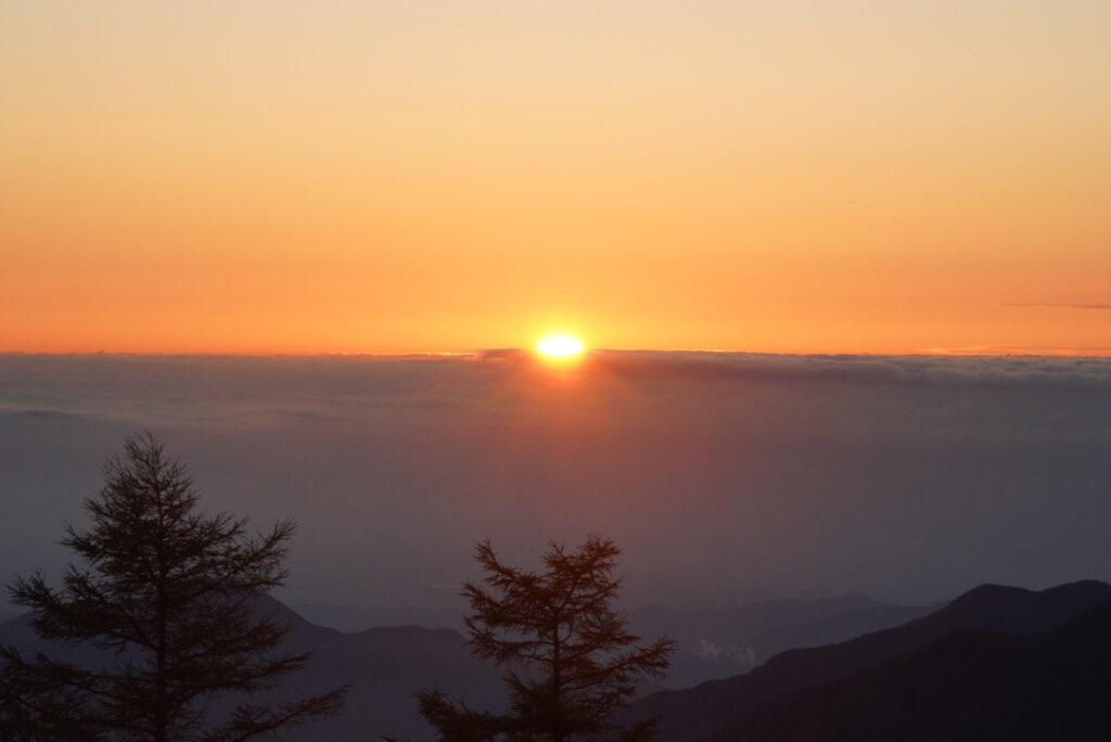 雲取山から見るご来光（雲取山で撮影）