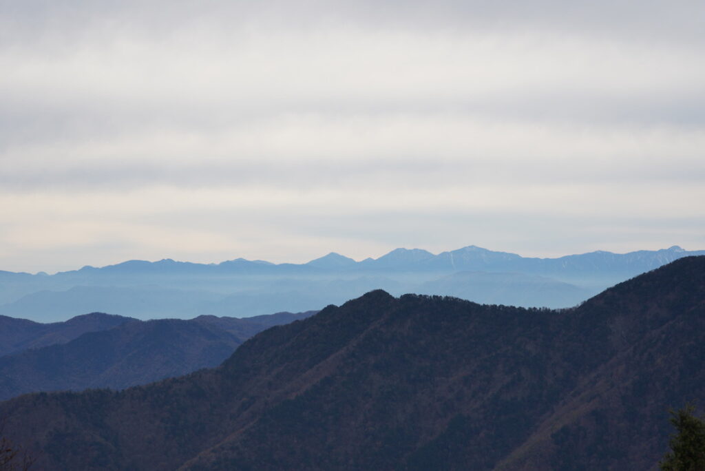 雲取山頂から見る遠景（雲取山頂で撮影）