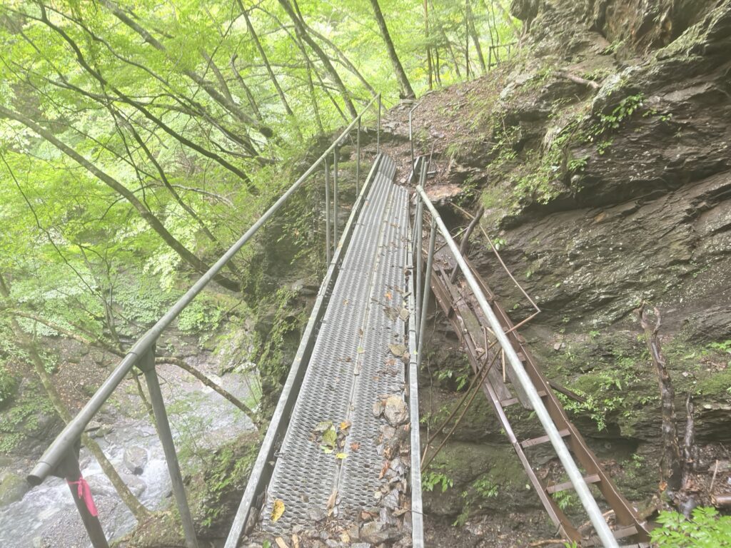 ひしゃげた鉄橋。左の橋桁をカニ歩き。左に体重をかけすぎないように！（老平登山口から広河原の間で撮影）