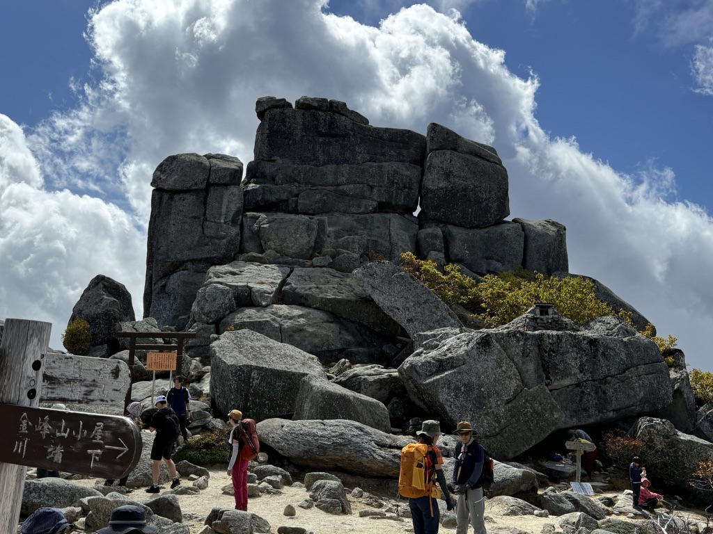 五丈岩　人がいるとその大きさがよくわかります（金峰山山頂で撮影）