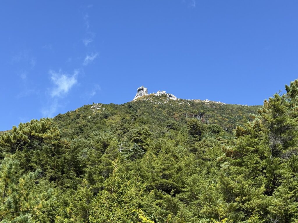 ようやく見えた五丈岩　まだまだ遠い（金峰山　山頂直下で撮影）