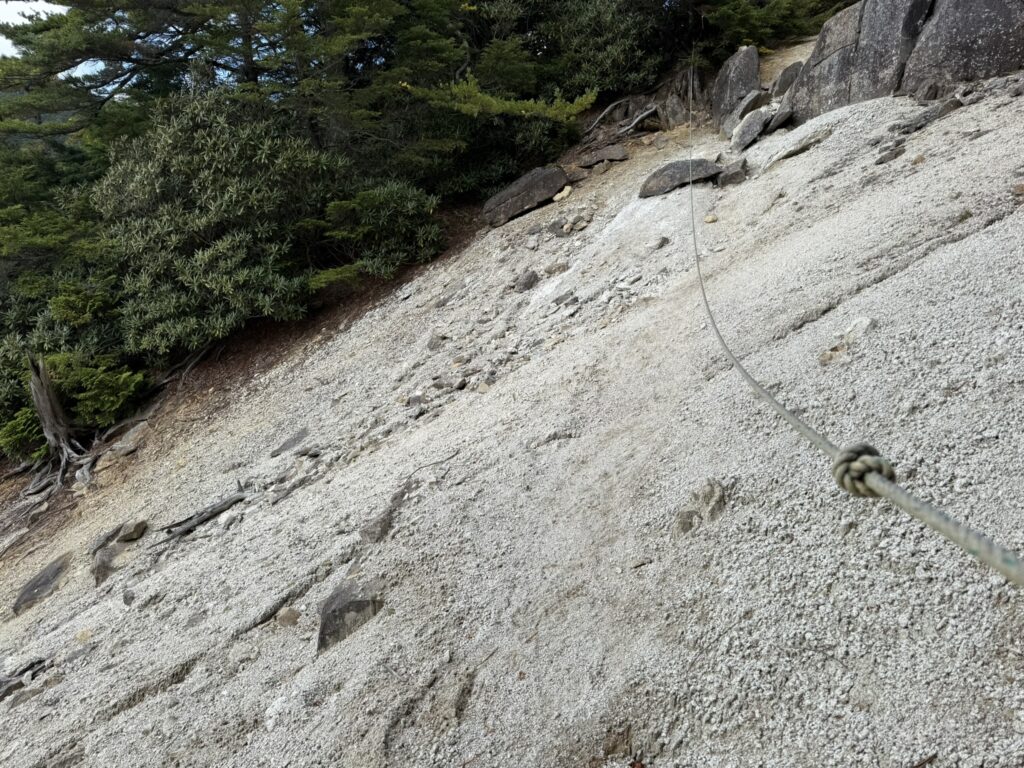 ガレ場のトラバース　ロープありますが使わなくても行けます（御室小屋跡から五丈岩の間で撮影）
