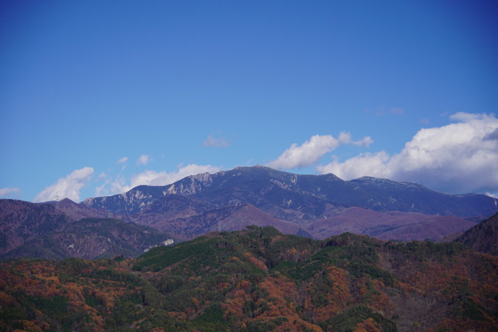 昇仙峡（羅漢寺山）から見る金峰山　ここからでも見える五丈岩の存在感