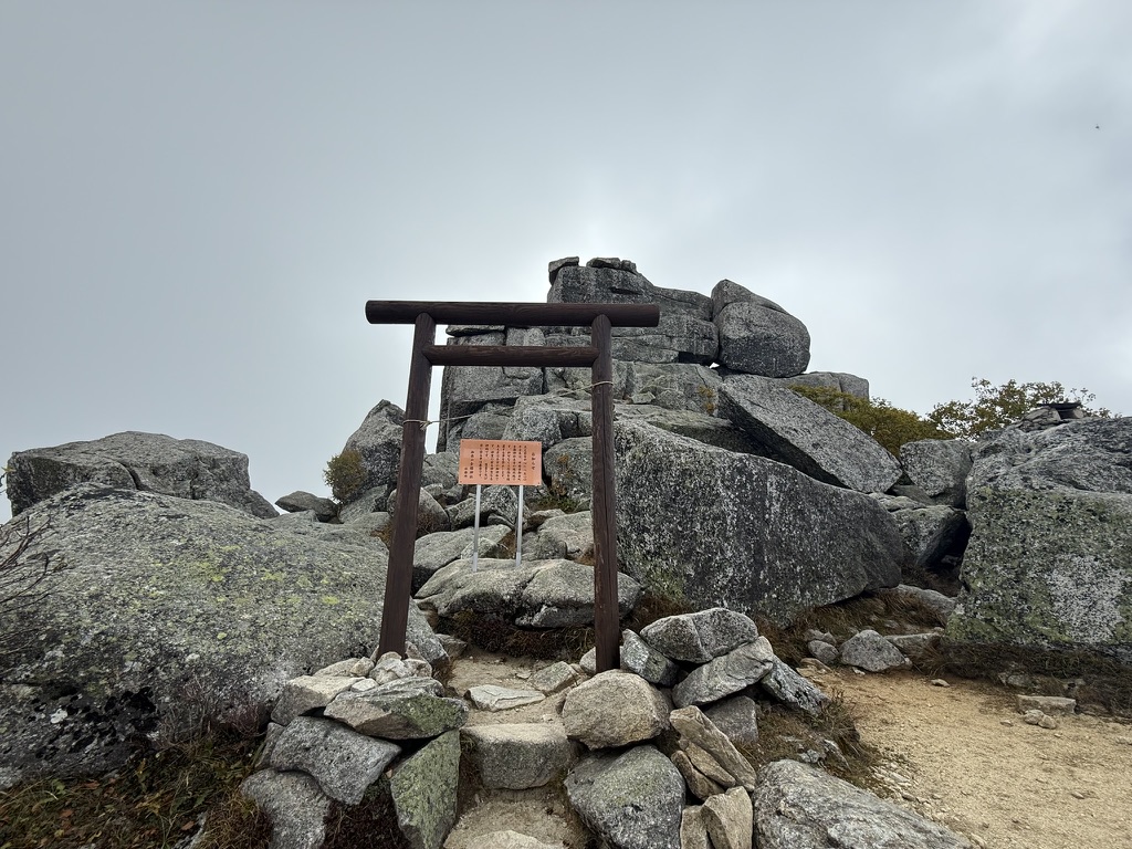 金峰山のシンボル・五丈岩（山頂で撮影）