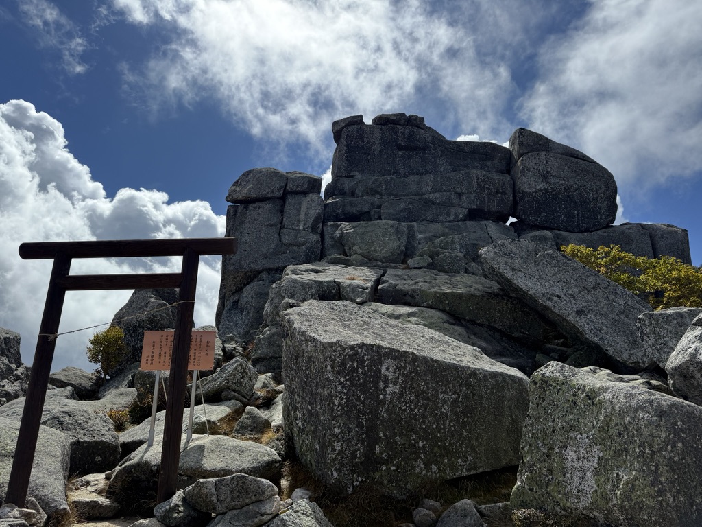 金峰山の御神体・五丈岩（山頂で撮影）