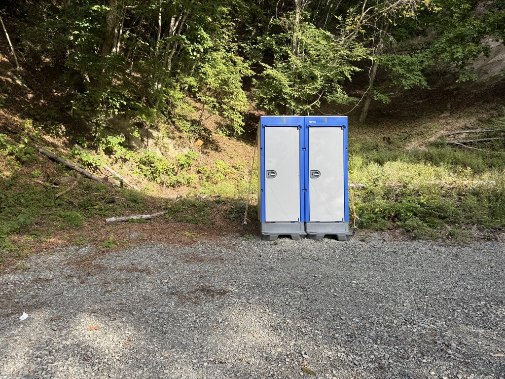 簡易トイレ2台あります（登山口駐車場で撮影）