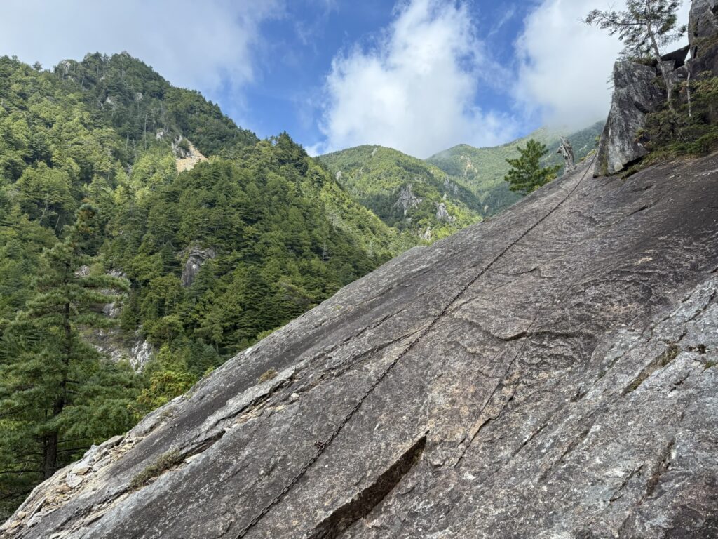 一枚岩の鎖場　乾いているとソールのグリップが効きますが、濡れてたら滑るので注意（御室小屋跡から五丈岩の間で撮影）